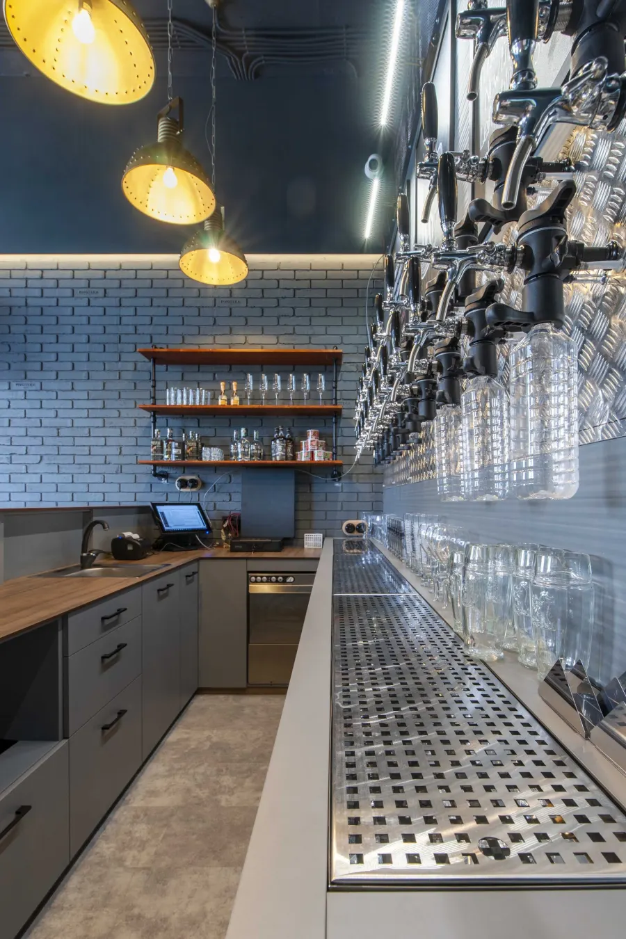 An industrial-style bar in the capital – visualisation 3